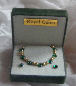 DOLLS HOUSE 1/12TH EMERALD BOXED NECKLACE - Click Image to Close
